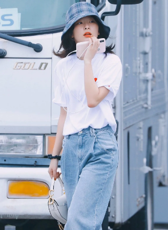 Áo thun trắng và quần jeans ống rộng luôn là bộ đôi hoàn hảo. Seulgi đã giúp bộ đồ trở nên nổi bật hơn bằng cách sơ vin và nhấn nhá mũ bucket. Áo thun trắng + quần jeans ống rộng đảm bảo ai cũng diện được.
