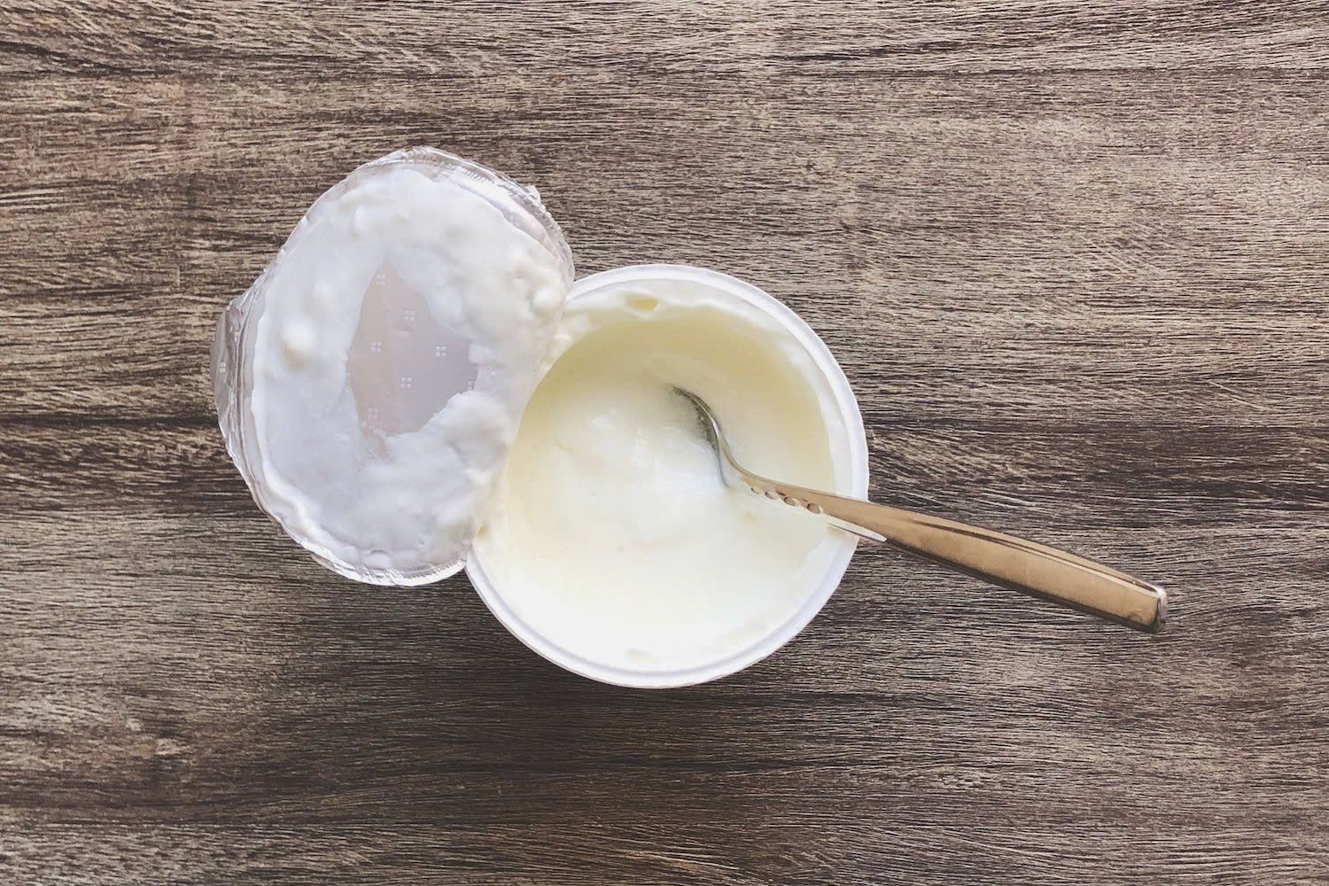 Ăn một cốc sữa chua không đường sau bữa không chỉ hỗ trợ tiêu hóa mà còn cung cấp vitamin, khoáng chất, giúp cơ thể tỉnh táo hơn thay vì rơi vào trạng thái uể oải.