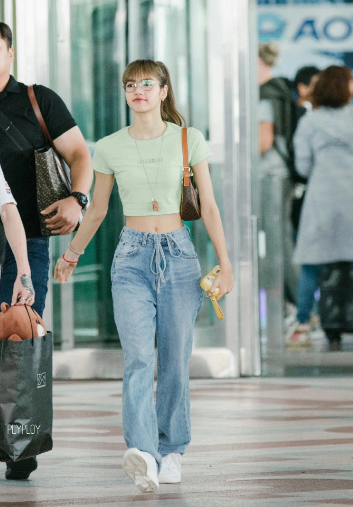 Lisa gây ấn tượng ở nét ngọt ngào, xen lẫn nét cá tính nhờ combo áo crop top và quần jeans ống suông. Thêm chiếc túi xách màu trung tính là hoàn thiện được set đồ ấn tượng, nhưng vẫn hài hòa.