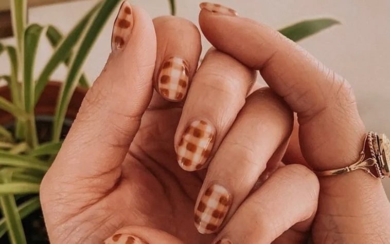  Ngoài nâu đất truyền thống, bạn có thể thử phối xanh lá đậm hoặc đỏ – xanh dương để tạo sự mới lạ.