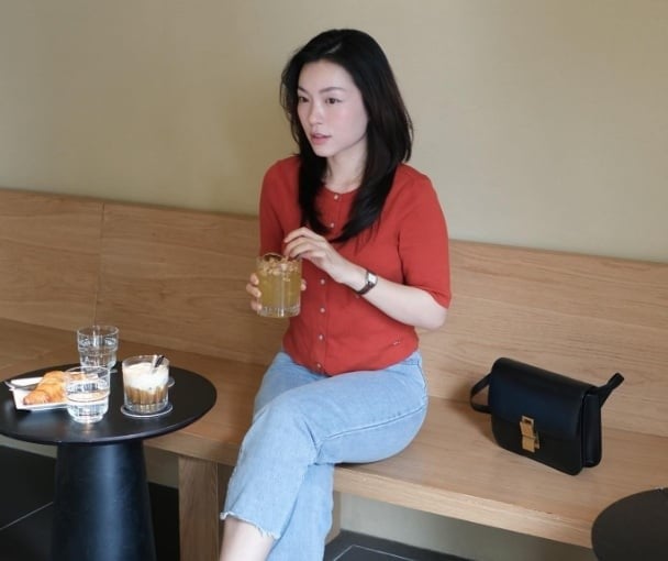  Hà Trúc diện áo dệt kim màu đỏ với quần jeans ống đứng để tạo nên bộ trang phục trẻ trung nhưng vẫn có sự hài hòa.