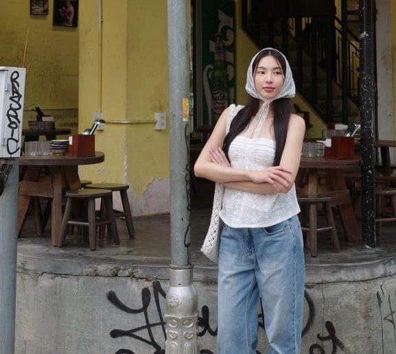  Áo quây màu trắng kết hợp với quần jeans ống rộng của Thùy Tiên vừa năng động vừa nữ tính.