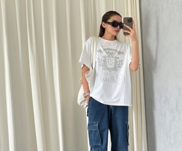  Áo thun trắng dáng rộng và quần jeans túi hộp đã tạo nên tổng thể trang phục cá tính.
