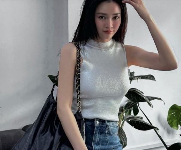  Set quần jeans của Ninh Dương Lan Ngọc có sự nữ tính xen lẫn nét sang chảnh.