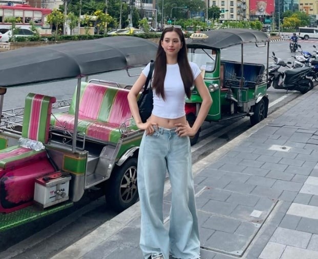  Hoa hậu Trần Tiểu Vy đã khéo léo chọn một đôi sneaker trắng phù hợp với outfit năng động.