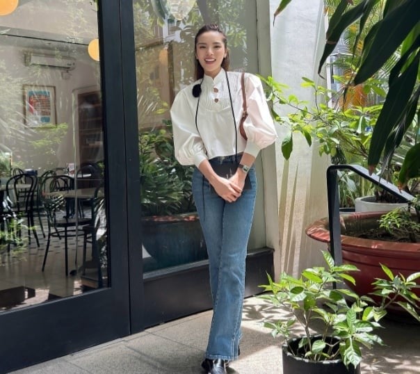  Kỳ Duyên đã kết hợp quần jeans ống đứng với áo blouse tay bồng để tạo nên outfit rất ngọt ngào