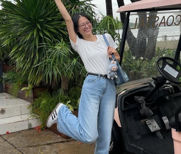  Áo thun trắng và quần jeans ống rộng, tô điểm thắt lưng da, chị em sẽ có được bộ trang phục trẻ trung, thanh lịch.