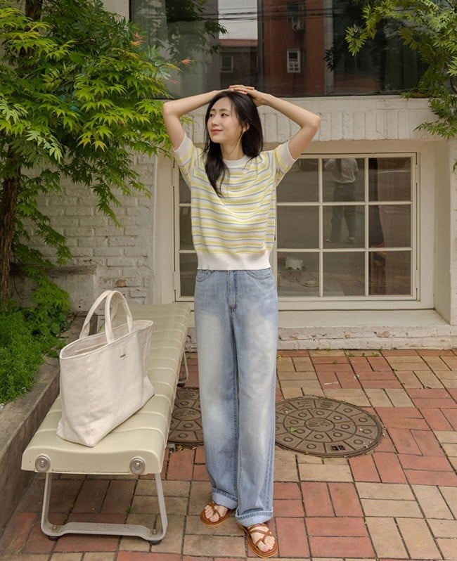Áo len mỏng ngắn tay mang đến cảm giác nhẹ nhàng, nhã nhặn hơn. Nên chọn kiểu áo bo nhẹ ở gấu hoặc ôm vừa phải ở eo/