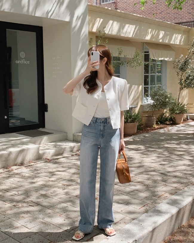 Những chiếc áo khoác ngắn tay màu sắc nền nã, tinh tế sẽ giúp quần jeans ống rộng trở nên trang trọng, duyên dáng hơn.
