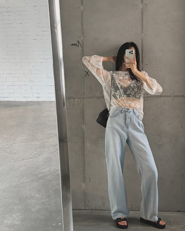 Áo xuyên thấu luôn đòi hỏi sự khéo léo khi mix đồ. Muốn vừa tối giản vừa thời thượng, quần jeans ống rộng là tất cả những gì bạn cần.
