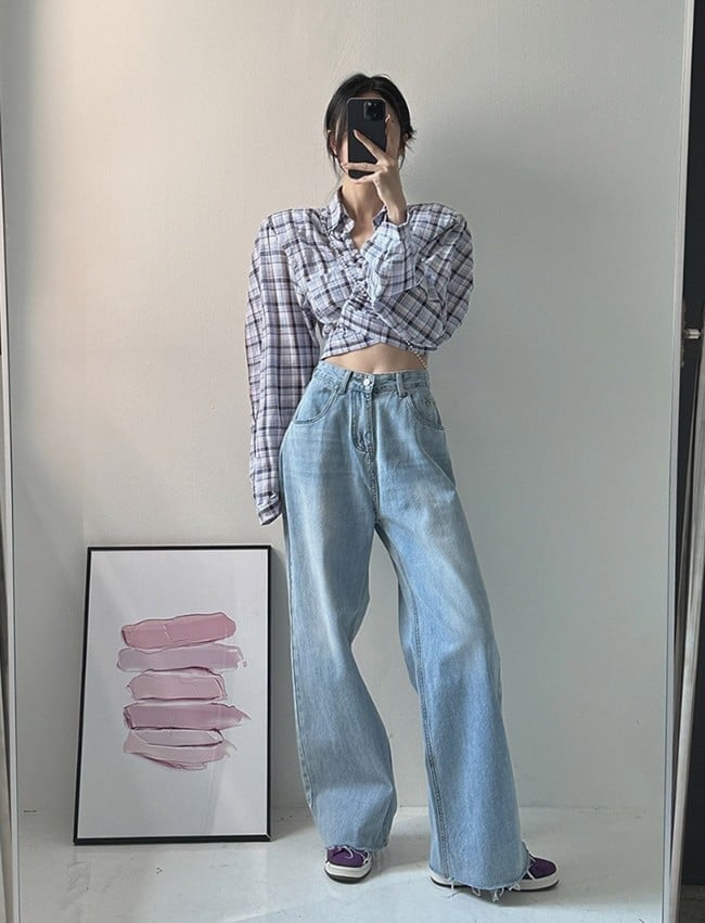 Áo blouse dáng hở eo chắc chắn là món đồ vô cùng bắt mắt. Mix cùng các thiết kế quần cổ điển, tối giản như jeans ống rộng, thêm một đôi giày sneaker sang chảnh trẻ trung hơn.