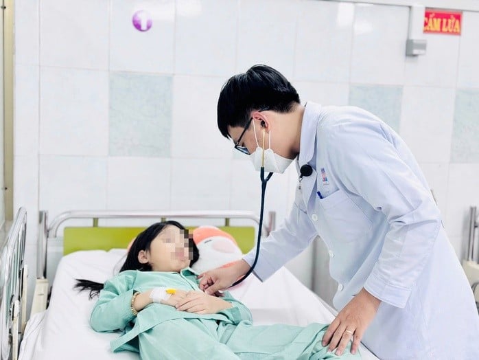  Bác sĩ thăm khám cho bệnh nhi/ Ảnh NLĐ