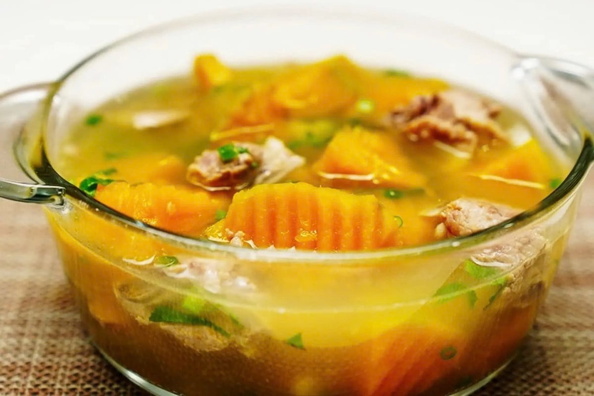 Canh bí đỏ hầm xương. Ảnh minh họa