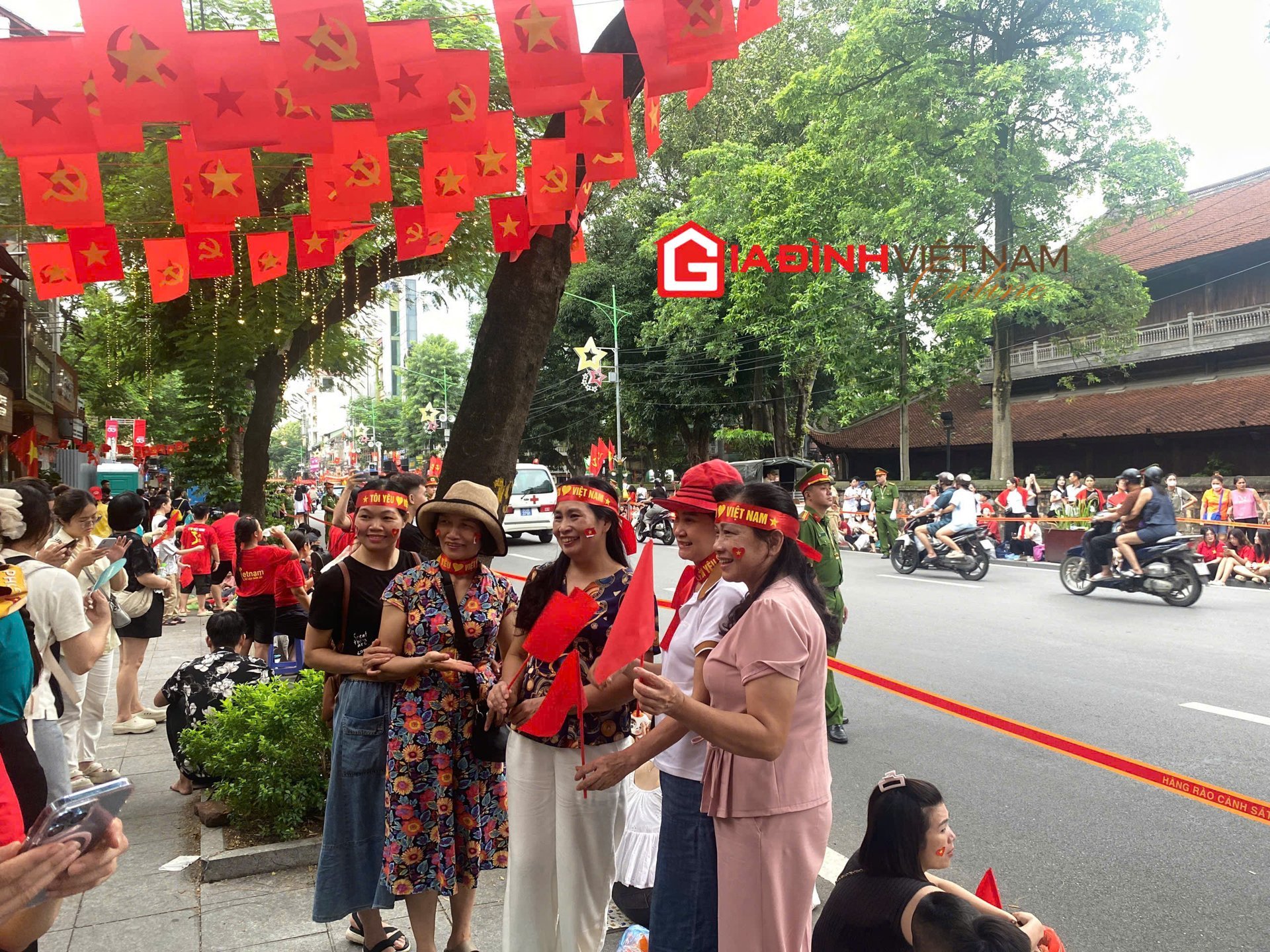 Người dân háo hức check-in chờ xem diễu binh (Ảnh: Phương Anh)