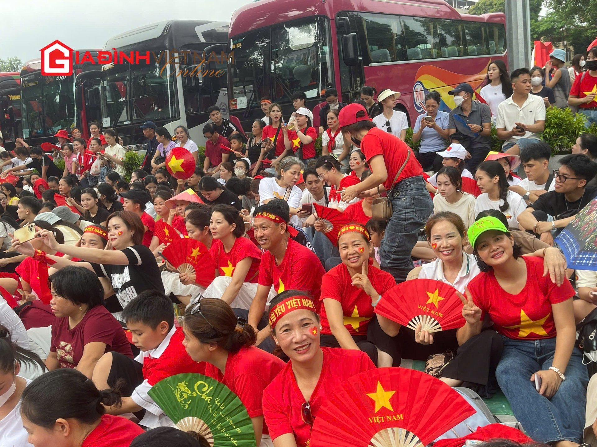 Người dân háo hức trước giờ tổng hợp luyện diễu binh, diễu hành (Ảnh: Lê Hằng)
