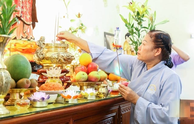 Đầu tiên, bạn cần thắp hương và khấn vái để tưởng nhớ tổ tiên và các linh hồn người đã khuất.