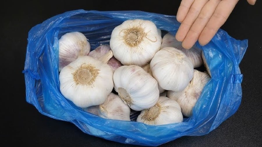 Có nhiều cách bảo quản tỏi không cần tủ lạnh mà vẫn giữ cho tỏi khô ráo, không mọc mầm trong thời gian dài.
