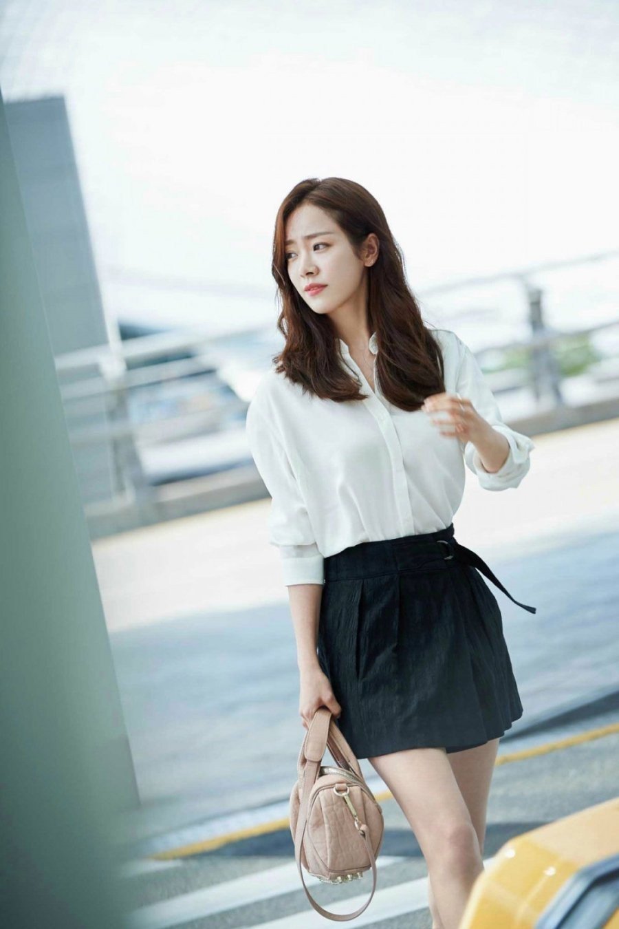 Nếu chân thon, bạn có thể chọn váy trên gối nhẹ nhàng