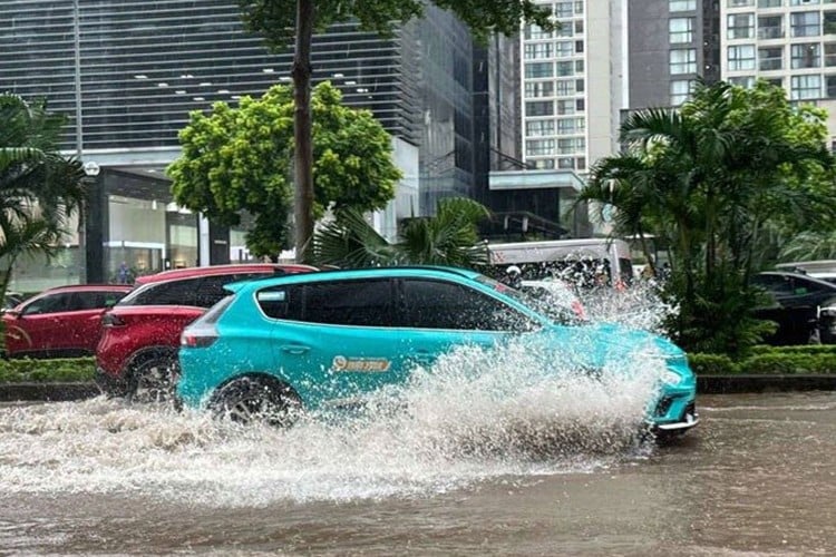 Xe ôtô điện được đánh giá là có khả năng chống nước tốt hơn so với xe chạy bằng xăng, dầu trong điều kiện cho phép.