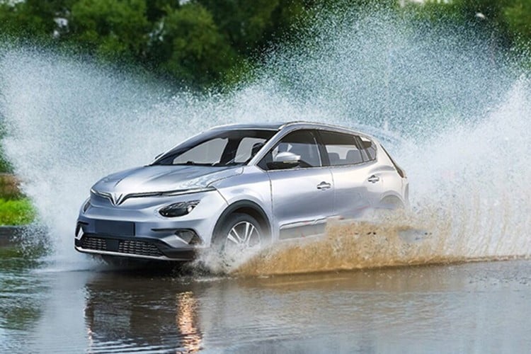 Khi lái xe điện ở mực nước sâu trong thời gian dài quá điều kiện cho phép, khả năng nước tràn vào bộ pin hoặc motor điện là có thể xảy ra.