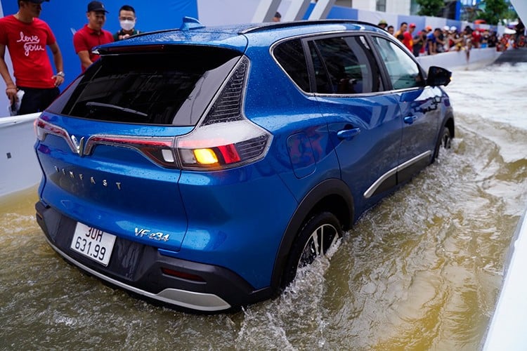 Xe ôtô điện đi đường ngập khá an toàn nhờ có hệ thống bảo vệ chống xâm nhập theo tiêu chuẩn IP67 hoặc IP65.