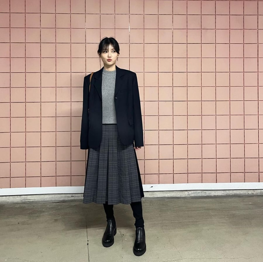 Có thế kết đôi chân váy này cùng áo blazer.