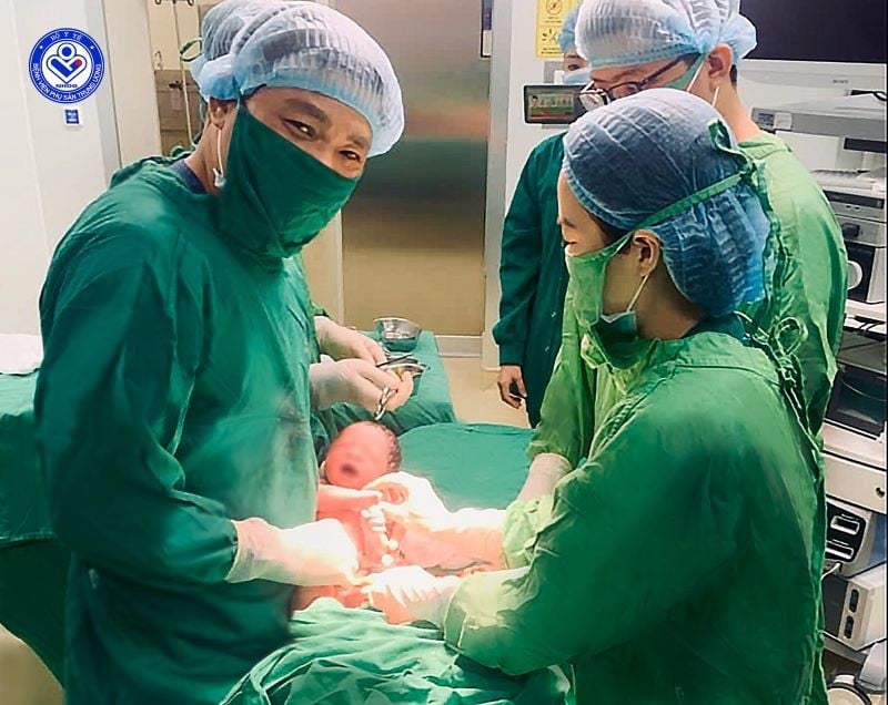Ca phẫu thuật đón bé gái chào đời - Ảnh BVCC