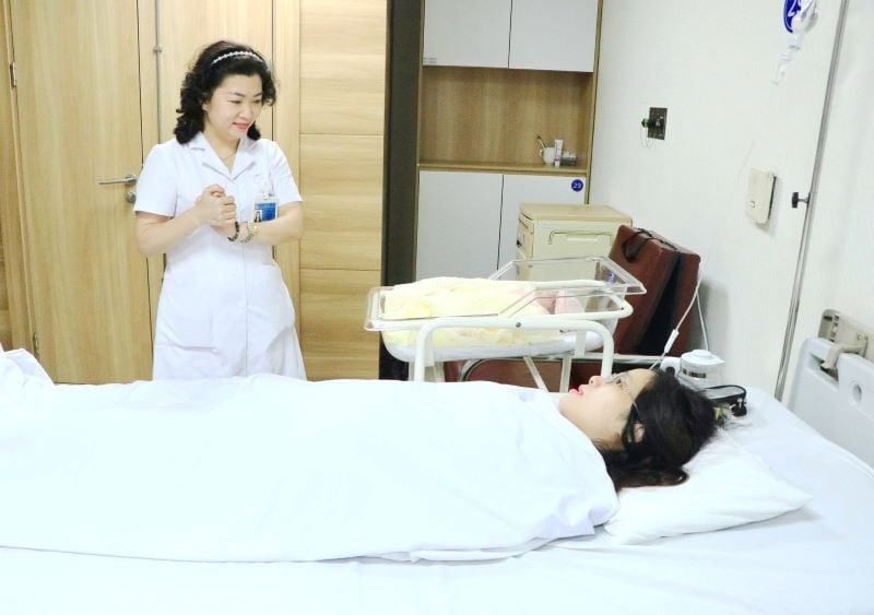 Bác sĩ thăm khám cho sản phụ sau sinh - Ảnh BVCC
