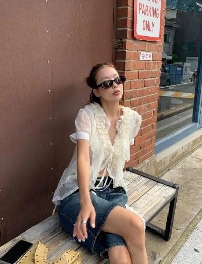 Cổ chữ V luôn là lựa chọn thân thiện với dáng tam giác ngược.