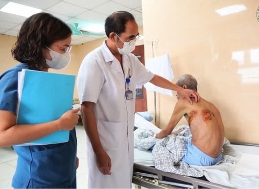 Bác sĩ thăm khám cho người bệnh - Ảnh BVCC