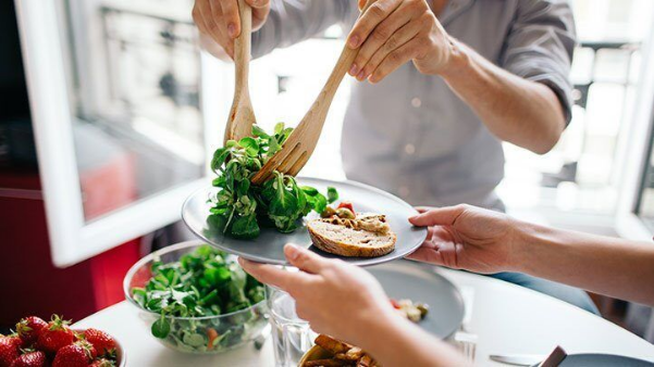 Các loại rau giàu chất xơ hòa tan, như cải bó xôi, có khả năng tạo cảm giác no lâu hơn, giúp hạn chế việc ăn vặt ngoài bữa.