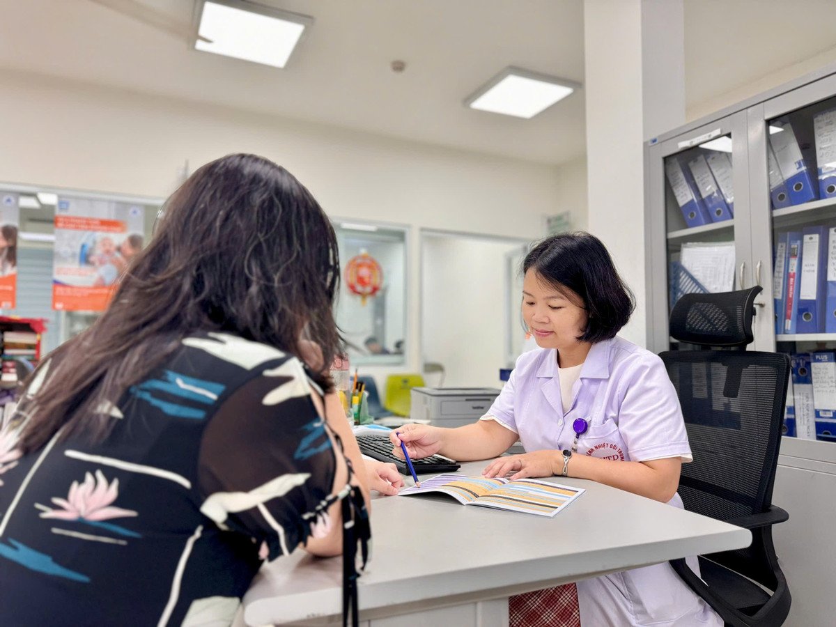 BSCKII Nguyễn Nguyên Huyền thăm khám và tư vấn cho bệnh nhân - Ảnh BVCC