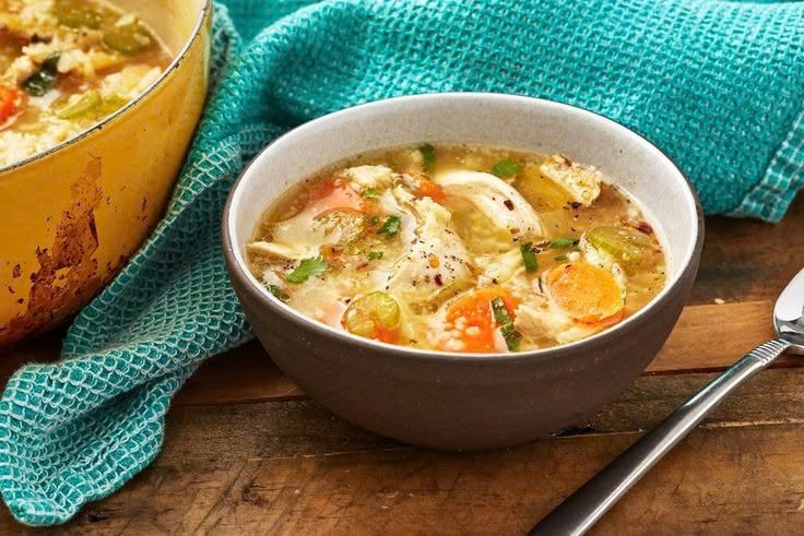 Súp gà là món ăn vừa nhẹ nhàng vừa cung cấp đủ dưỡng chất cần thiết, hỗ trợ giảm cân hiệu quả.
