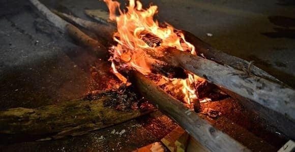  Ngọn lửa tượng trưng cho sức mạnh trừ tà, ngăn vong hồn theo vào nhà.