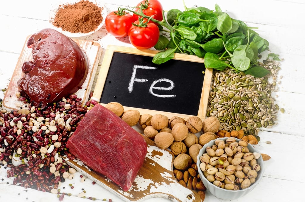  Sắt heme (dễ hấp thu) có nhiều trong thịt đỏ (bò, lợn), gan động vật, lòng đỏ trứng, hải sản.