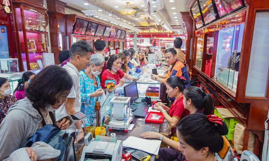 Vàng SJC tiến sát ngưỡng 140 triệu đồng/lượng. Ảnh: Tiền phong