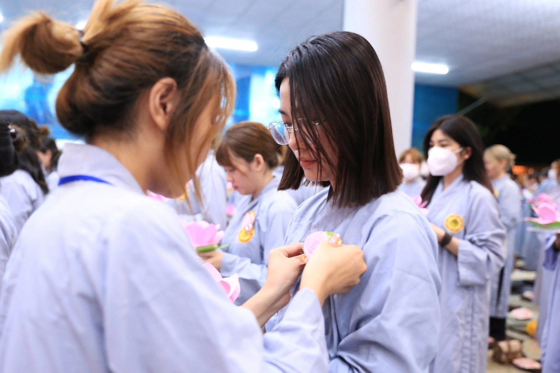 Nghi thức “Bông hồng cài áo” mang ý nghĩa vô cùng đặc biệt và không thể thiếu trong ngày lễ Vu Lan (Ảnh minh họa)