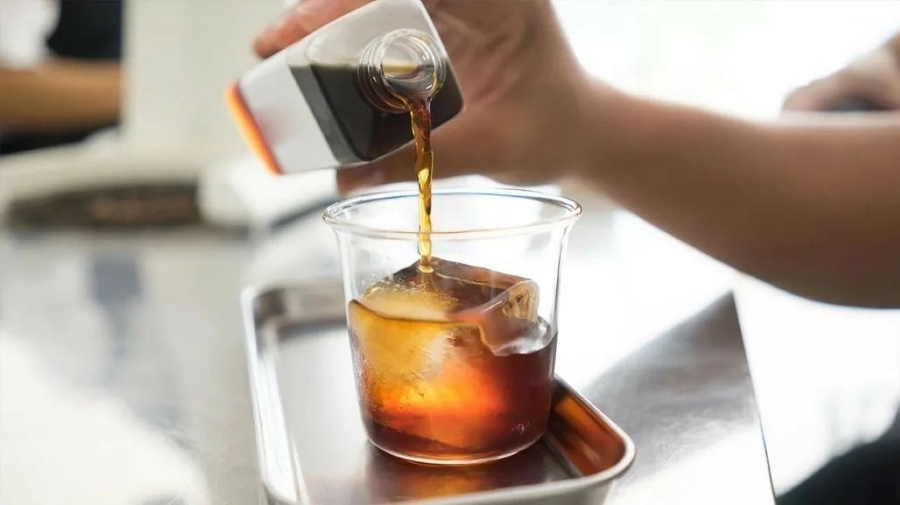  Nếu không thêm đường, sữa, uống cà phê đá có thể giúp giảm cân. (Ảnh minh họa)