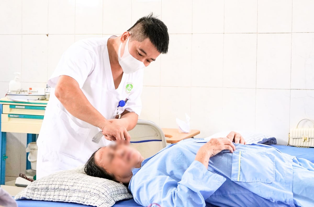 Thăm khám cho bệnh nhân liệt mặt ngoại biên - Ảnh BVCC