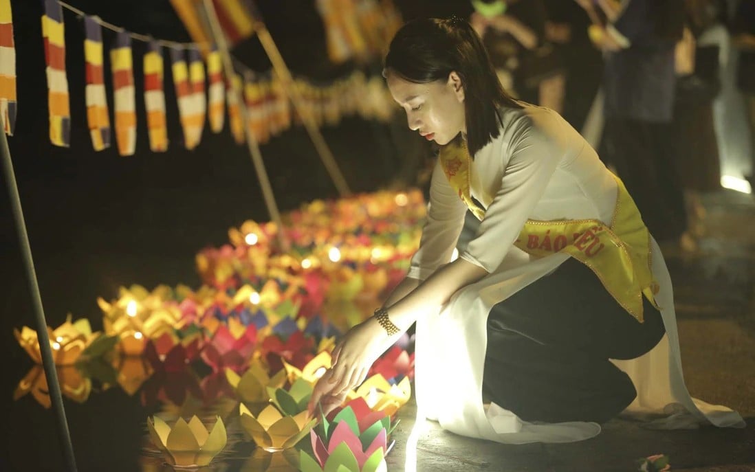 Nghi lễ thả đèn hoa đăng cầu mong cho gia đình luôn mạnh khỏe và bình an (Ảnh Báo Phụ nữ Việt Nam)