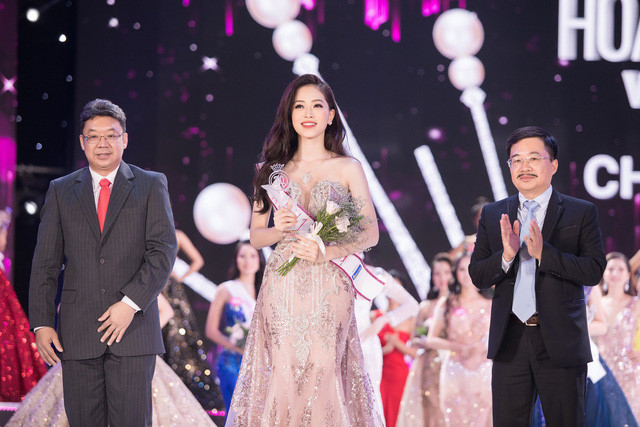 Khép lại hành trình dự thi Hoa hậu Việt Nam 2018 với danh hiệu á hậu 1, Bùi Phương Nga (20 tuổi, Hà Nội) hiện là một trong những nhân vật được quan tâm nhất trên mạng. Theo đó, hành trình nhan sắc của nữ sinh Đại học Kinh tế Quốc dân khiến không ít người tò mò.