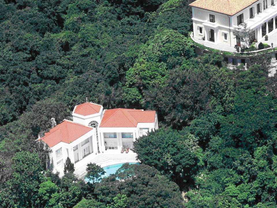 Căn nhà 4 phòng ngủ tại Middle Gap Road  thuộc khu nhà giàu Peak vừa được rao bán với giá 3,5 tỷ đôla Hong Kong (446 triệu USD). Đây có thể là căn nhà đắt nhất tại Hong Kong và có thể toàn châu Á. Căn nhà được bao quanh bởi rừng cây dày đặc.