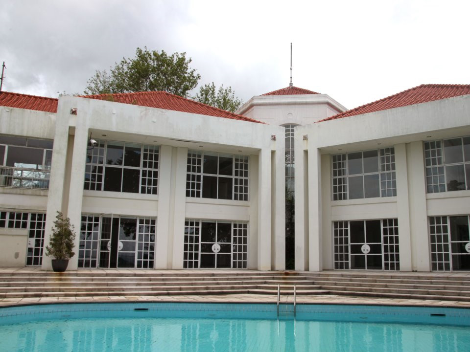 Căn nhà được xây dựng vào năm 1991, nằm trên diện tích 1.500 m2 với một bể bơi ngoài trời.