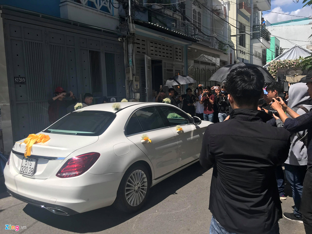 Đúng 13h30 đoàn nhà trai có mặt tại nhà Nhã Phương. Trường Giang đón cô dâu bằng xe hơi màu trắng. Hôn lễ của hai ngôi sao là sự kiện được giới truyền thông quan tâm.