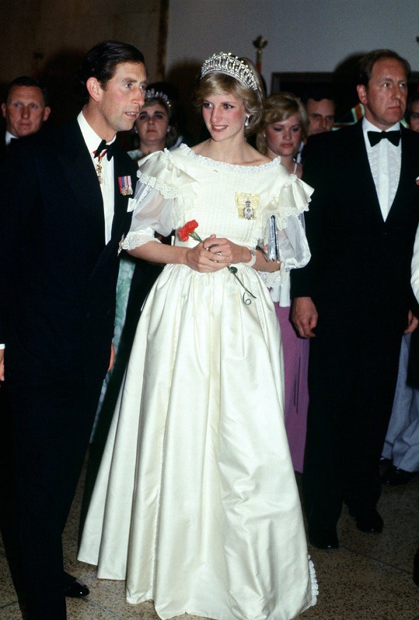 Vả đẹp mong manh, rụt rè của Công nương Diana trong ngày cưới