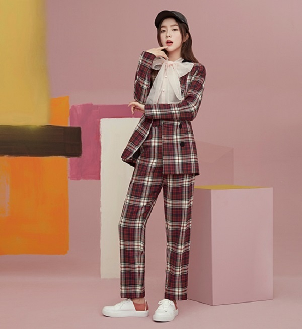 Irene ( Red Velvet) trẻ trung mà phá cách với set đồ đầy ngẫu hứng. Lựa chọn chưng diện một bộ suit kẻ ca rô khá bắt mắt, cô tạo thêm điểm nhấn cho vẻ ngoài bằng chiếc nơ màu pastel vô cùng nổi bật.