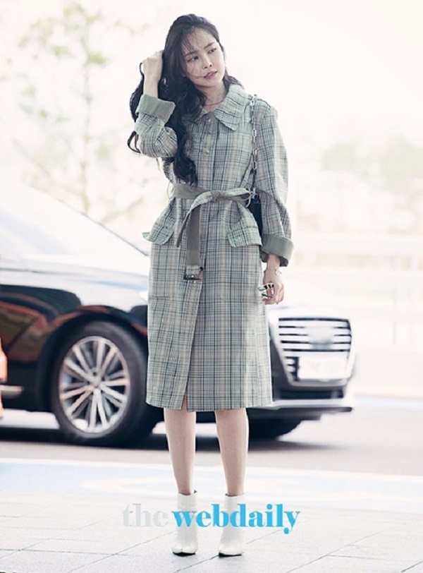 Naeun (Apink) thể hiện vẻ thanh lịch mà sang chảnh khi lựa chọn một mẫu váy sơ mi kẻ ô xám. Chiếc thắt lưng tiệp màu trang phục là phụ kiện khiến tổng thể phong cách của mỹ nhân xứ Hàn thêm phần chỉn chu, gọn gàng.