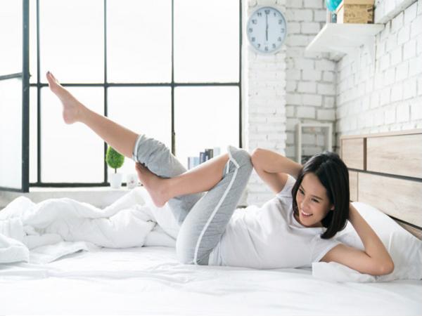 Chỉ ít phút mỗi ngày với 5 bài tập nhẹ ngay trên giường cũng đủ để eo thon dáng đẹp – Ảnh minh họa: Internet