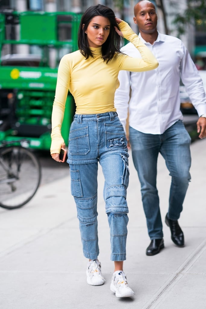 Kendall Jenner chọn kiểu jeans nhiều túi với áo dài tay đơn giản và đôi giày sneaker mang đến diện mạo cá tính, trẻ trung.