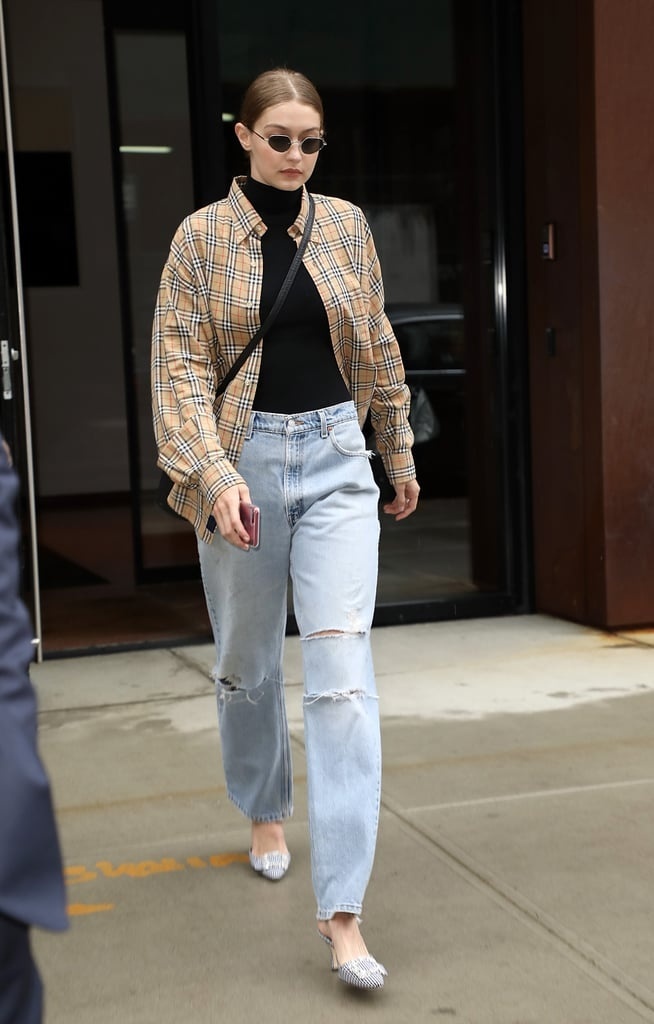 Gigi Hadid giản dị nhưng vẫn trẻ trung với áo phông, quần jeans rách gối và khoác ngoài áo sơ mi kẻ caro.